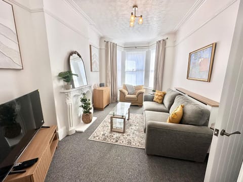 Communal lounge/ TV room, TV and multimedia, Living room, Seating area