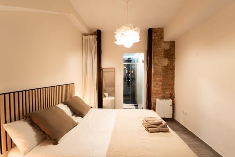 Photo of the whole room, Bedroom, towels