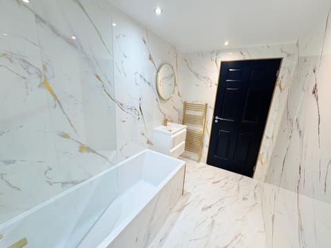 F1 2BR Free Parking Walk Dist CityC Apartment in Glasgow