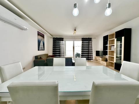 Modern Shared Apartment - St Julian's Apartment in Saint Julians