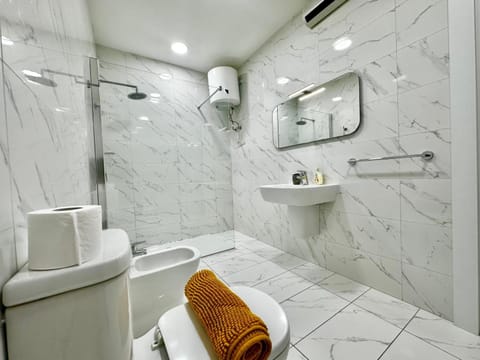 Modern Shared Apartment - St Julian's Apartment in Saint Julians