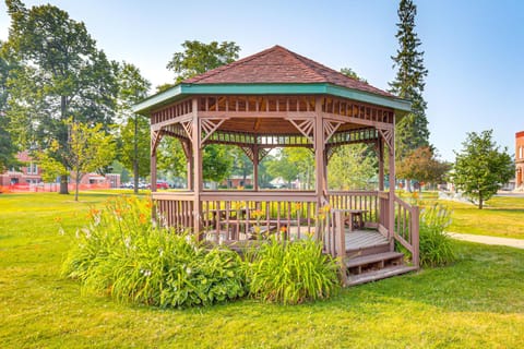 Mins to Crandon Raceway Studio with Patio! Apartment in Crandon