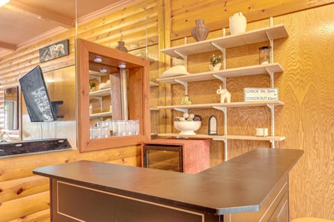 Mins to Crandon Raceway Studio with Patio! Apartment in Crandon