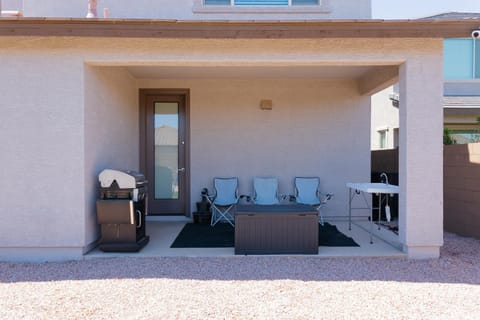 Modern Desert Home-Great for families & groups, near golf, hiking, and city fun, Private in-law suite with own entrance also available separately House in Estrella Village
