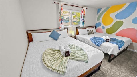 Bed, Photo of the whole room, Bedroom, towels