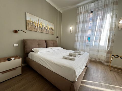 Bed, Photo of the whole room, towels