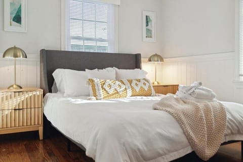 Quaint Cottage-Great Location with Hot Tub! House in Shem Creek