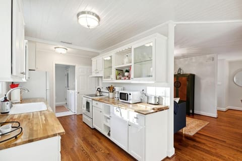 Quaint Cottage-Great Location with Hot Tub! House in Shem Creek