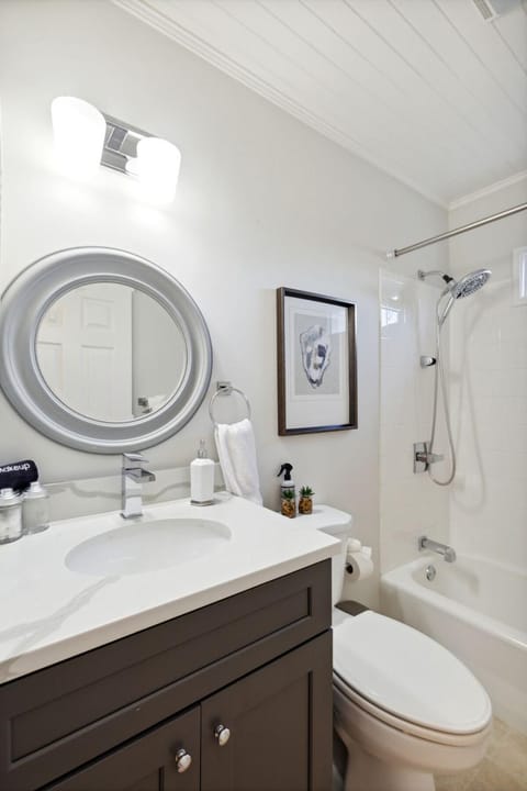 Quaint Cottage-Great Location with Hot Tub! House in Shem Creek