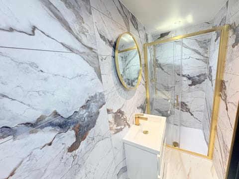 F2 2BR Free Parking Walk Dis City Apartment in Glasgow