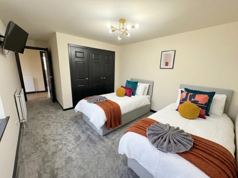 Communal lounge/ TV room, Bed, TV and multimedia, Photo of the whole room, Evening entertainment, Bedroom, wardrobe