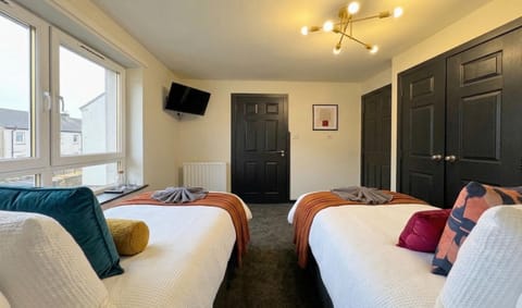 Bed, TV and multimedia, Living room, Photo of the whole room, Seating area, Bedroom