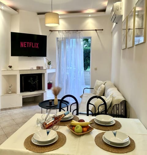 TV and multimedia, Kitchen or kitchenette, Living room, Seating area, Dining area, air conditioner