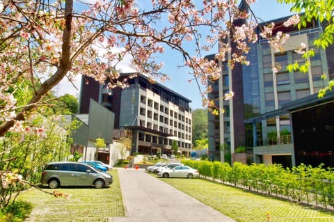 Property building, Day, Neighbourhood, Street view, Parking