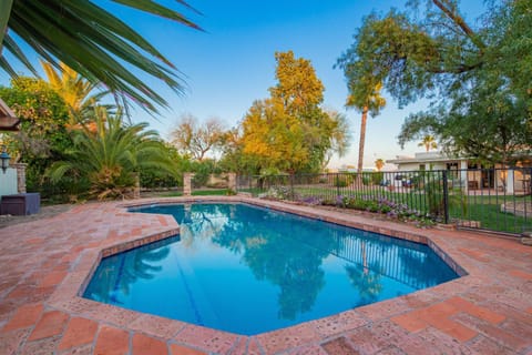 Private Paradise Valley Oasis Hot Tub, Large Yard House in Paradise Valley