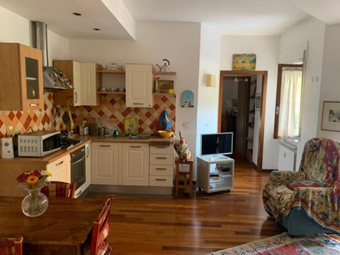 Kitchen or kitchenette, Dining area, microwave, oven, pet friendly