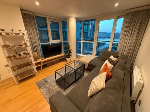 Communal lounge/ TV room, Living room, Seating area