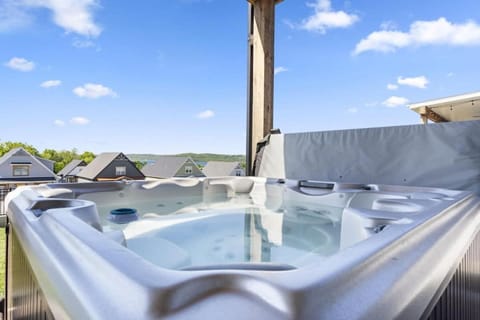 Lakeview Lodge for 36 with Indoor & Outdoor Pool House in Ridgedale