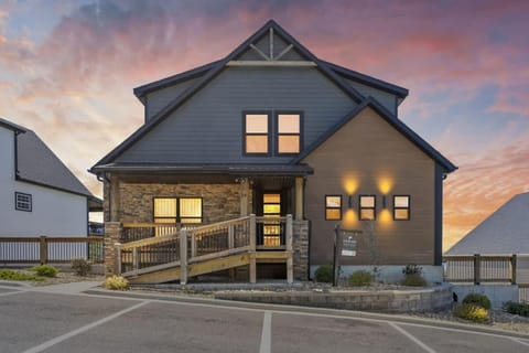 Lakeview Lodge for 36 with Indoor & Outdoor Pool House in Ridgedale