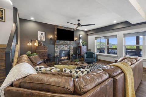 Lakeview Lodge for 36 with Indoor & Outdoor Pool House in Ridgedale