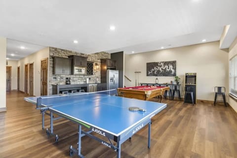 Lakeview Lodge for 36 with Indoor & Outdoor Pool House in Ridgedale