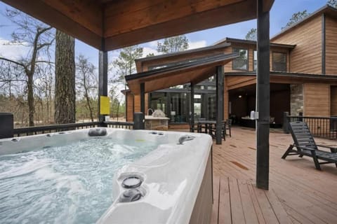 Ultra Lux 5 Bedrooms Hot tub Close to Casino House in Broken Bow