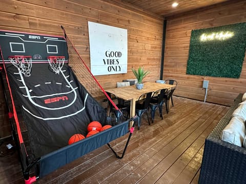 Ultra Lux 5 Bedrooms Hot tub Close to Casino House in Broken Bow