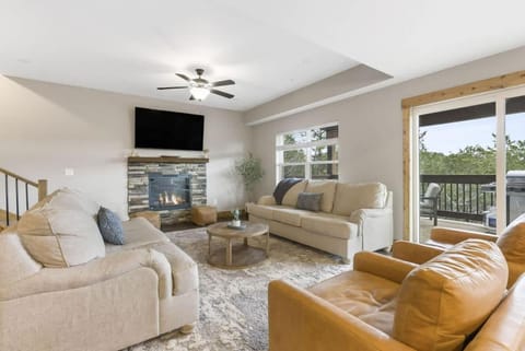 Luxury Lodge Near Lake - Hot Tub - Pools - Games House in Hollister