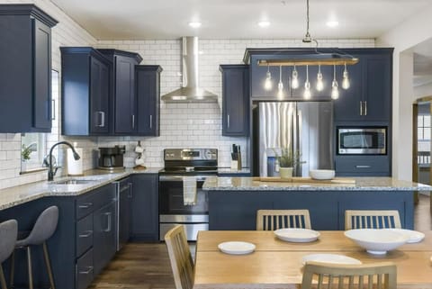 Luxury Lodge Near Lake - Hot Tub - Pools - Games House in Hollister