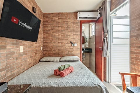 Bed, TV and multimedia, Photo of the whole room, Bedroom, towels