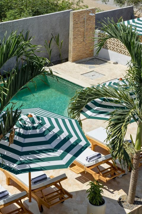 Shower, Swimming pool, sunbed
