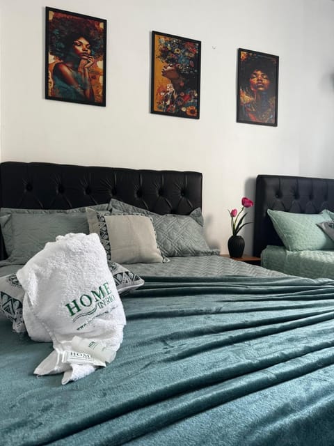 Bed, Bedroom, towels