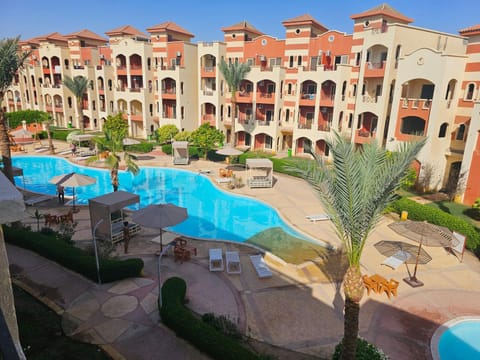 Swimming pool, sunbed
