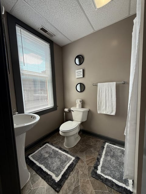 Modern 2BR with Ensuite, Downtown Morgantown, WVU Apartment in Morgantown