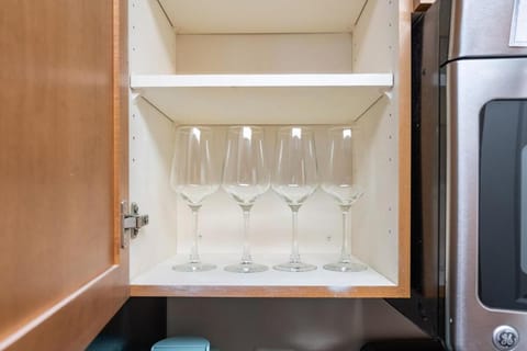 Luxury Stay-Free Parking-Amazon HQ-Nearby DC-Wifi-Pool-Gym Apartment in Crystal City