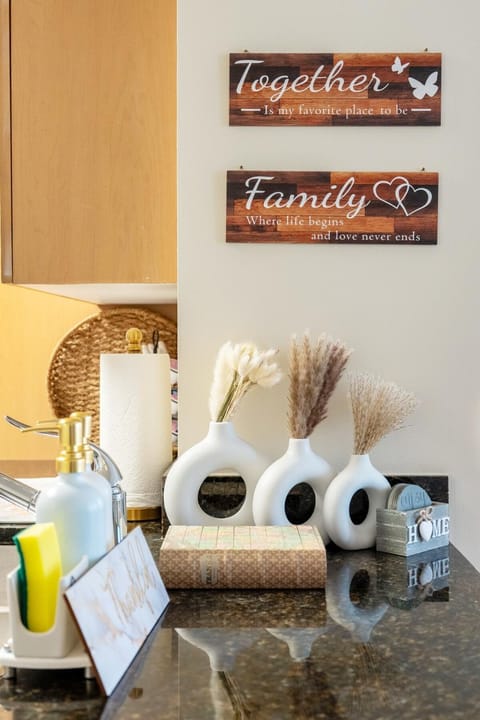 Luxury Stay-Free Parking-Amazon HQ-Nearby DC-Wifi-Pool-Gym Apartment in Crystal City