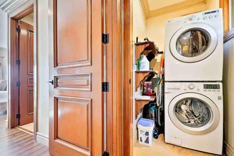 Stunning Views, Rooftop Vista, Pool & Spa Villa in Point Loma