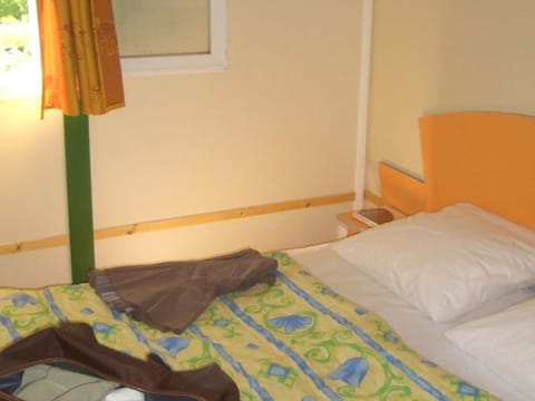 Chalet 5 pers avec Terrasse et Cuisine équipée - API-1-52-296 Campground/
RV Resort in Auvergne-Rhône-Alpes