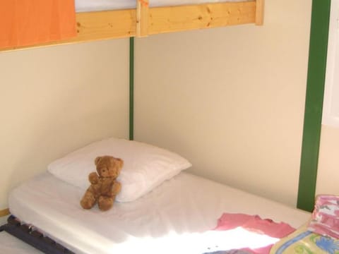 Chalet 5 pers avec Terrasse et Cuisine équipée - API-1-52-296 Campground/
RV Resort in Auvergne-Rhône-Alpes