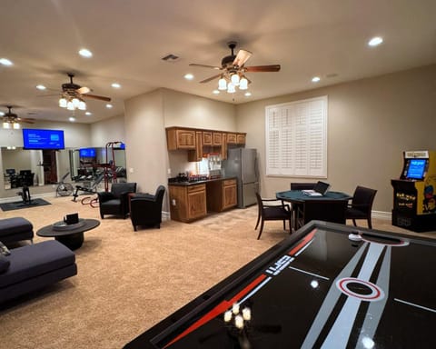 TV and multimedia, Kitchen or kitchenette, Living room, Seating area, Evening entertainment, minibar