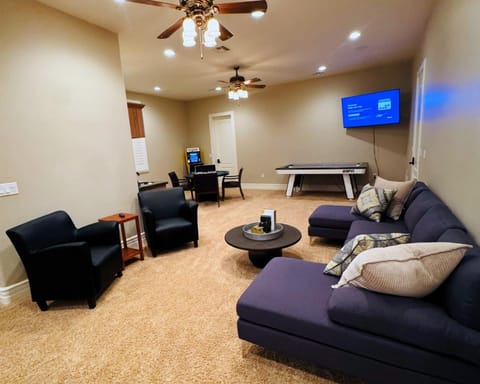 TV and multimedia, Living room, Seating area, Evening entertainment