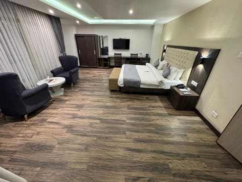 TV and multimedia, Photo of the whole room, Seating area, Bedroom