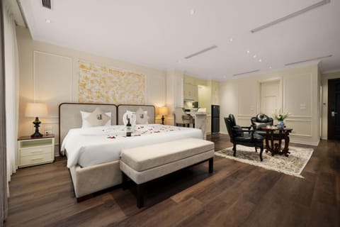 Bed, Living room, Photo of the whole room, Seating area, Bedroom