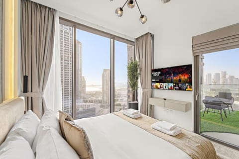 Bed, TV and multimedia, View (from property/room), Bedroom, City view, internet, air conditioner