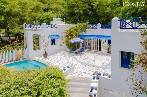 Property building, Spring, Day, Pool view, Swimming pool, sunbed