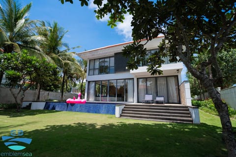 Property building, Patio, Spring, Day, Garden, Seating area, Garden view, Pool view, Swimming pool, sunbed