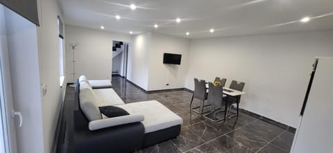 TV and multimedia, Living room, Dining area