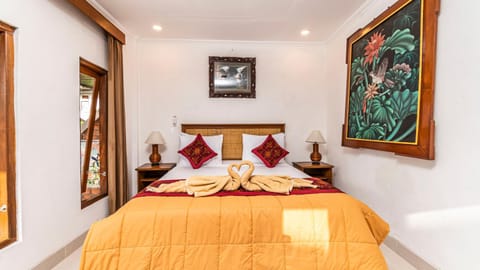 Bed, Photo of the whole room, Decorative detail, Bedroom, towels