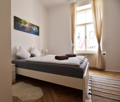 Bed, Photo of the whole room, towels