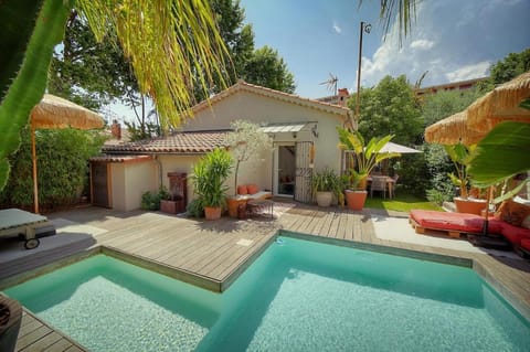 Property building, Patio, Day, Garden, Garden view, Pool view, Swimming pool, sunbed